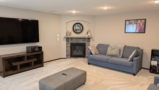 Building Photo - Amazing 5 bedroom home in Blaine!