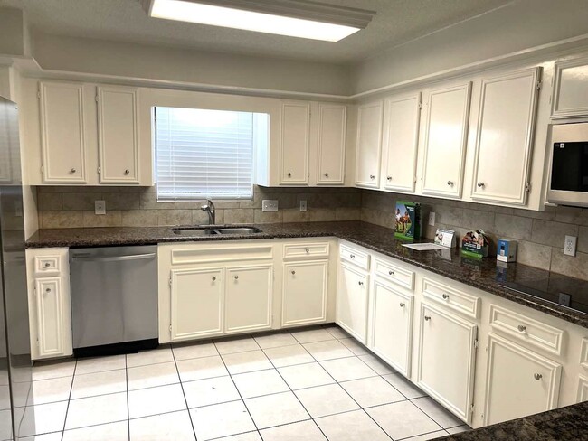 Building Photo - 3822 Stillview Dr