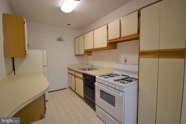 Building Photo - 6621 Wakefield Dr