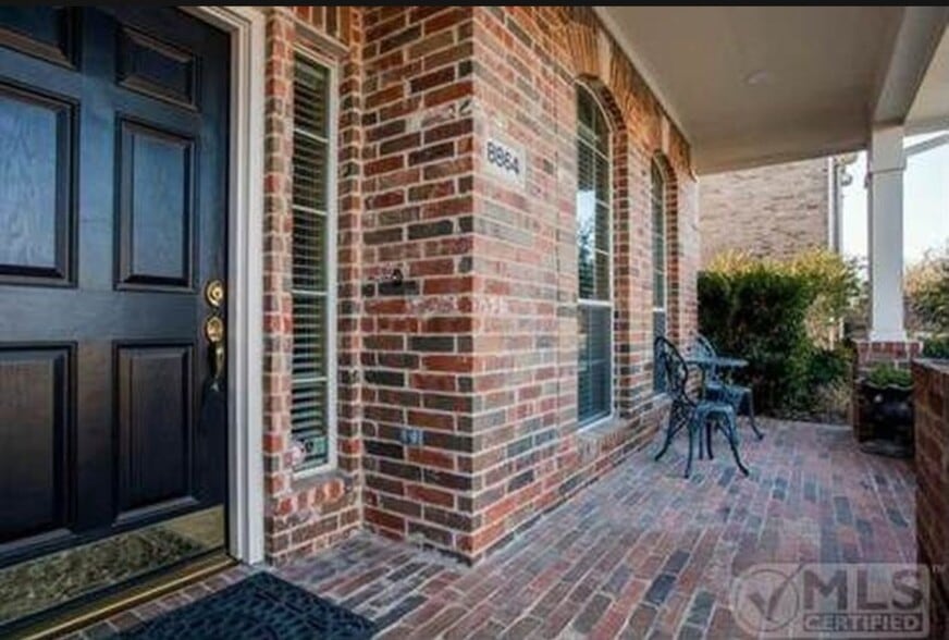 Building Photo - 8864 Kennsington St