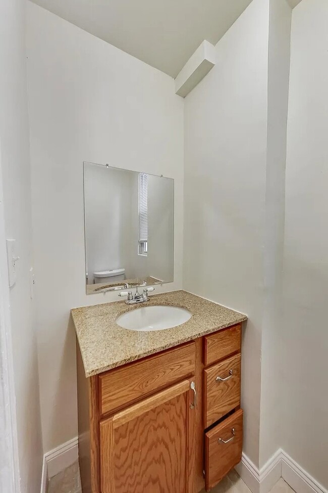 Building Photo - 137 R St NE