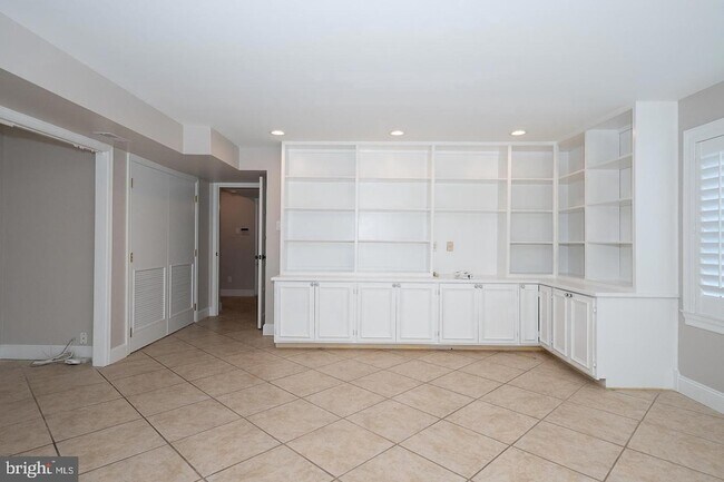 Building Photo - 327 Strathmore Rd