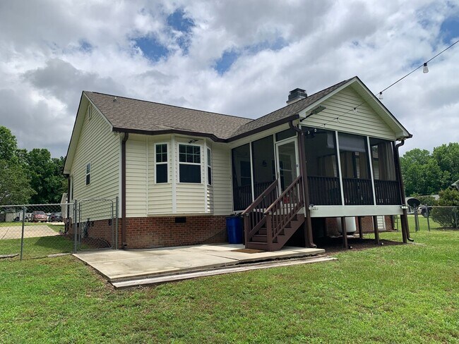 Building Photo - Fantastic Renovated Raleigh Ranch, With Am...