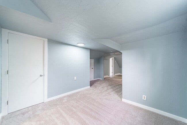 Building Photo - 409 Racine St