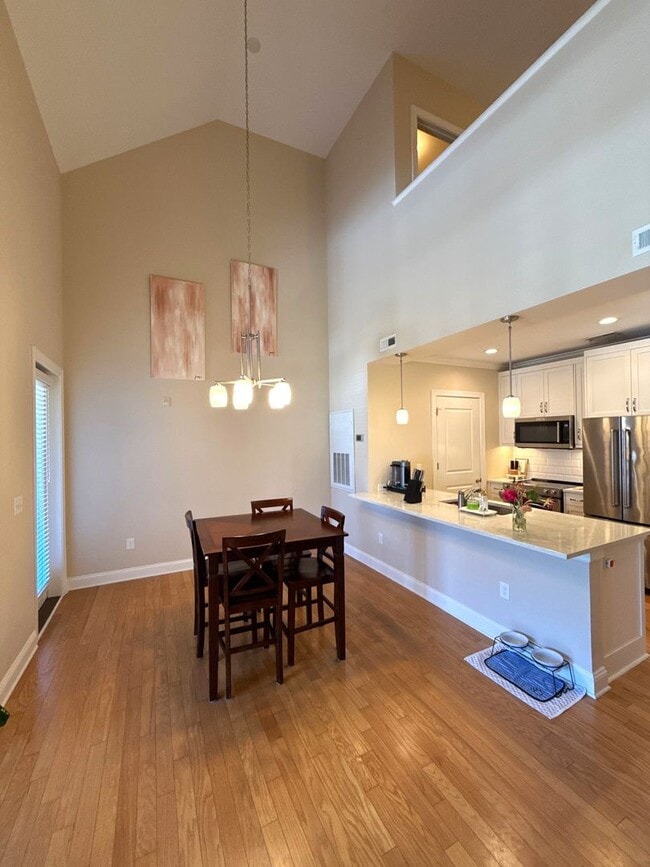 Building Photo - Fantastic Condo in South End!