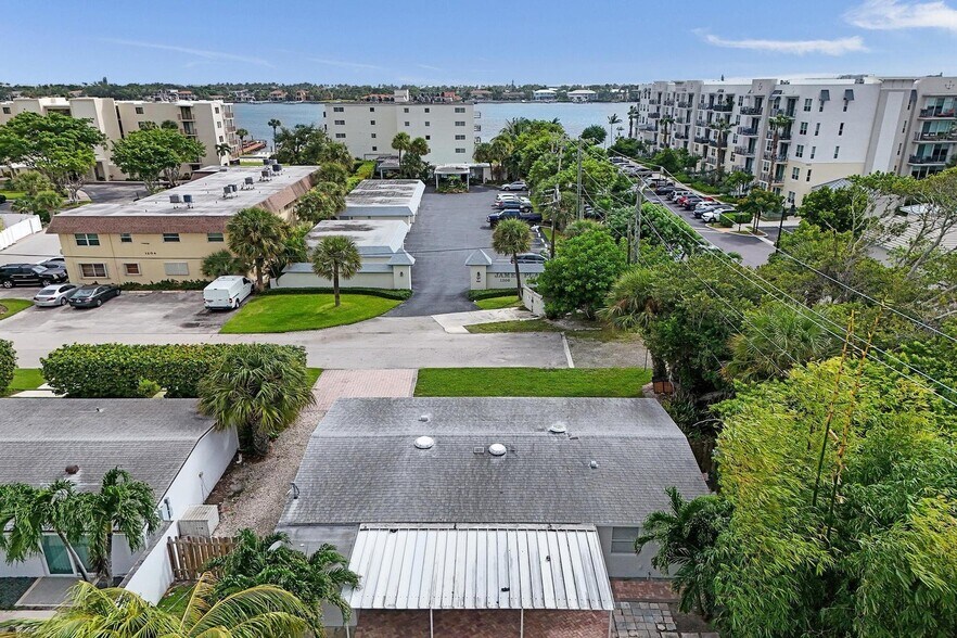 Building Photo - 1205 S Lake Dr