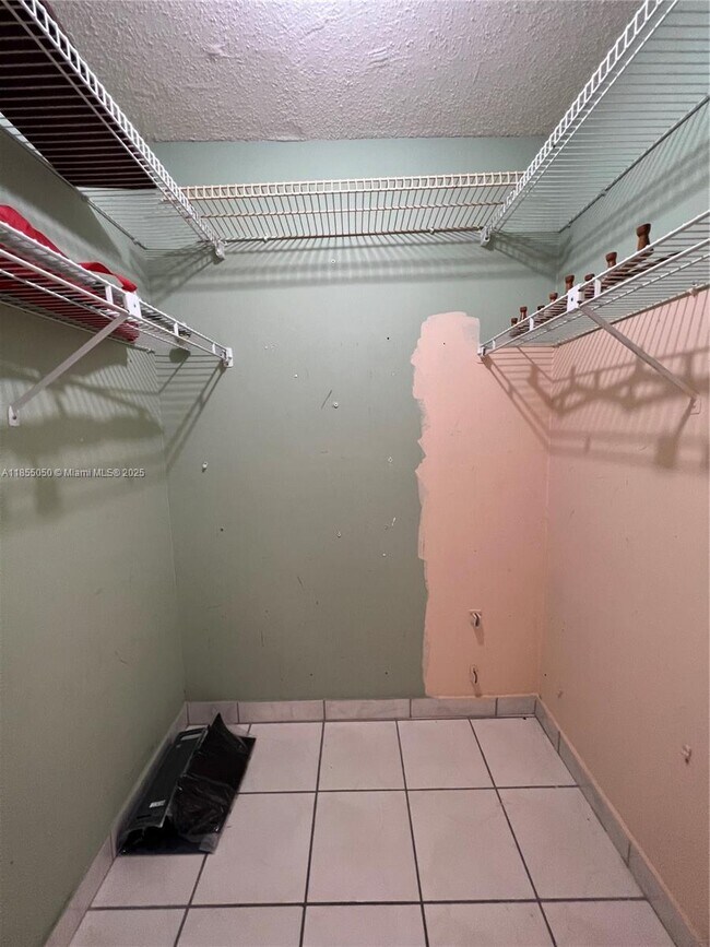 Building Photo - 8887 Fontainebleau Blvd
