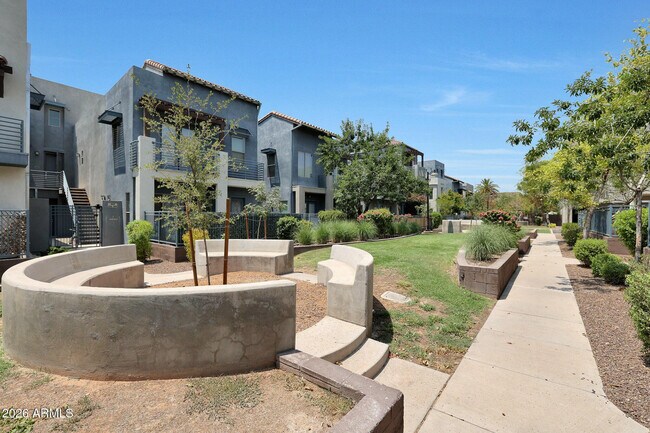 Building Photo - 615 E Portland St