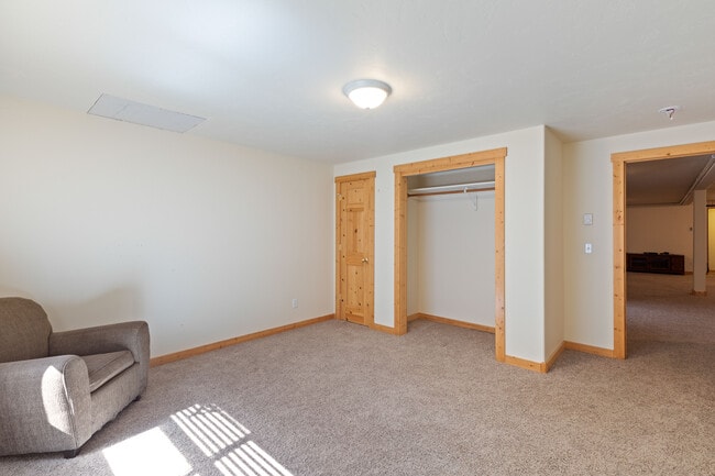 Building Photo - 404 Snake River Dr