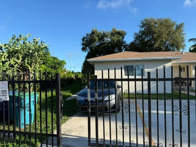 Primary Photo - 135 NW 198th St