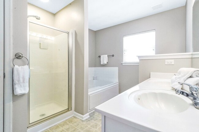 Building Photo - 1000 Pershing Ct