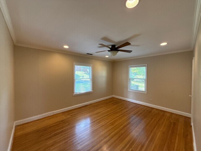 Building Photo - 817 Everett Pl