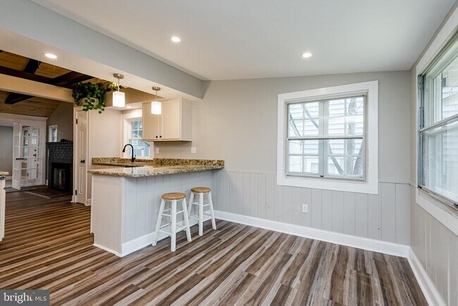 Building Photo - 21 Elm Rd