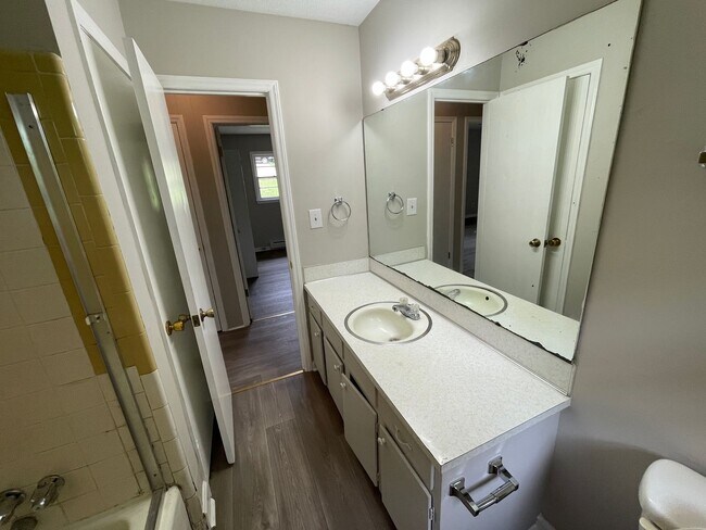 Building Photo - 1829 Quail Run Dr