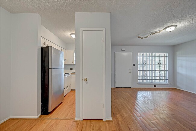 Building Photo - 7714 Renwick Dr