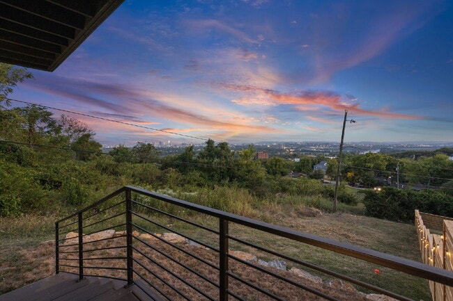 Building Photo - "Spacious 4-Bed, 4-Bath Gem in Nashville -...