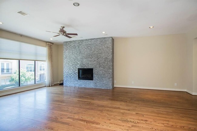Building Photo - Contemporary townhome, rooftop terrace awa...