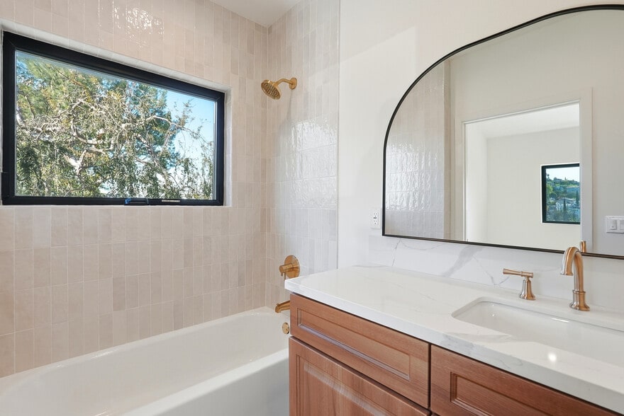 Building Photo - 1223 3/4 North Avenue 45