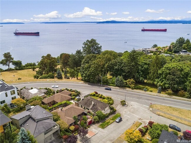 Building Photo - Magnolia Sound view home located near coveted Carleton park neighborhood