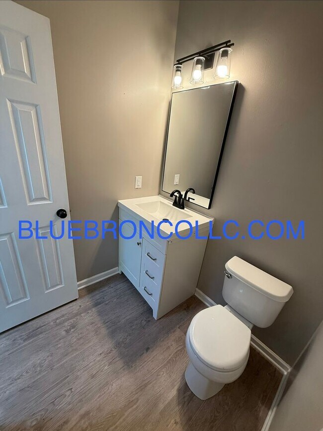 Building Photo - Completely renovated 3 bedroom unit with modern finishes and beautiful views.