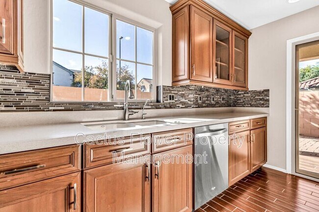 Building Photo - 2544 E Vermont Dr