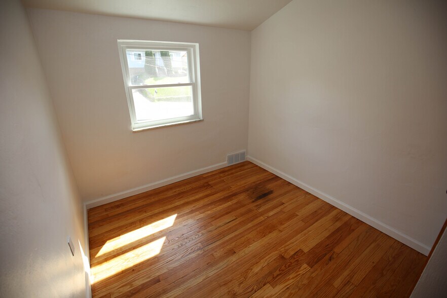 Bedroom 3 - 1213 Monongahela Blvd