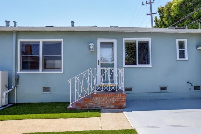 Building Photo - 4 Bed / 3 Bath Burlingame home near excell...