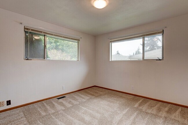 Building Photo - 3 Bedroom Single Story House w/Large Fence...