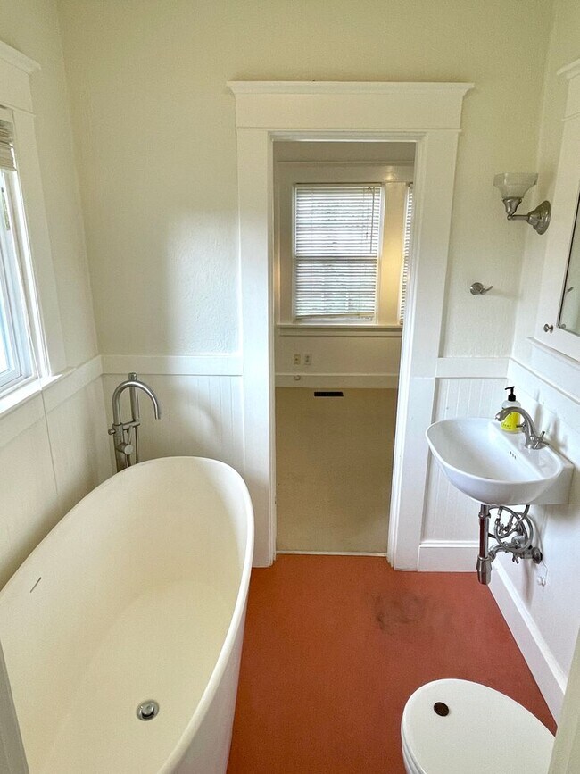 Building Photo - Classic 1922 Alameda Home with Beautiful A...