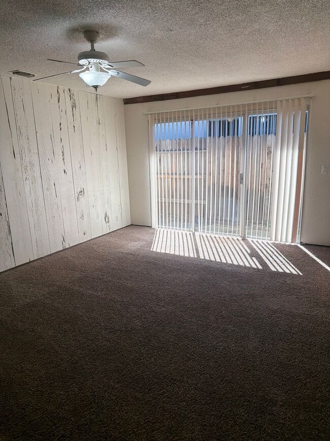 Building Photo - 2 Bed 2 Bath Duplex!