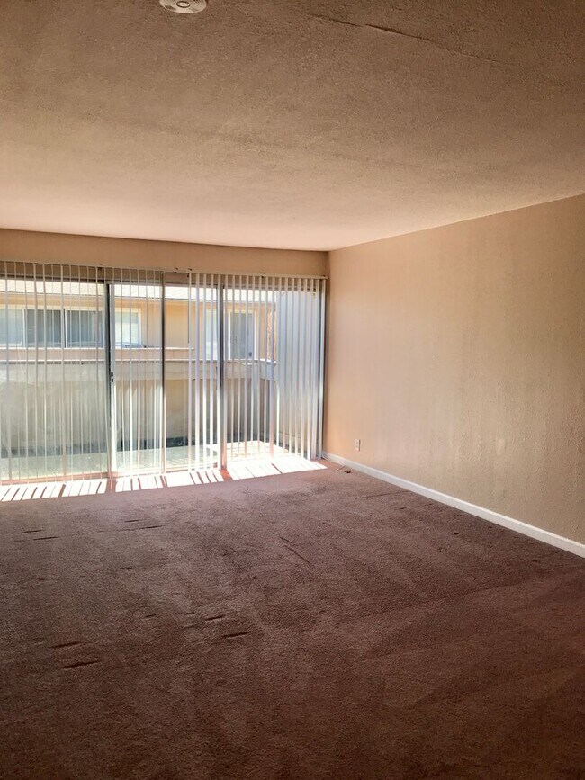 Building Photo - 1 Bedroom 1 Bath Condo in Hayward -- Coming Soon!!!
