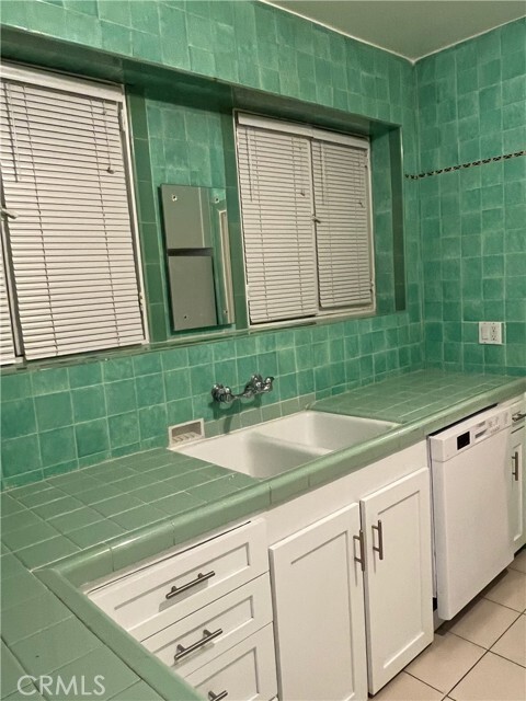 Building Photo - 425 S Palm Dr