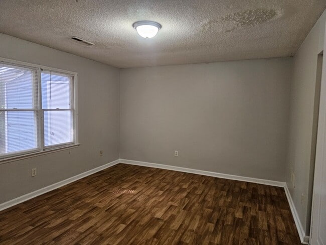 Building Photo - Move in special! 2 bedroom 2 bath duplex
