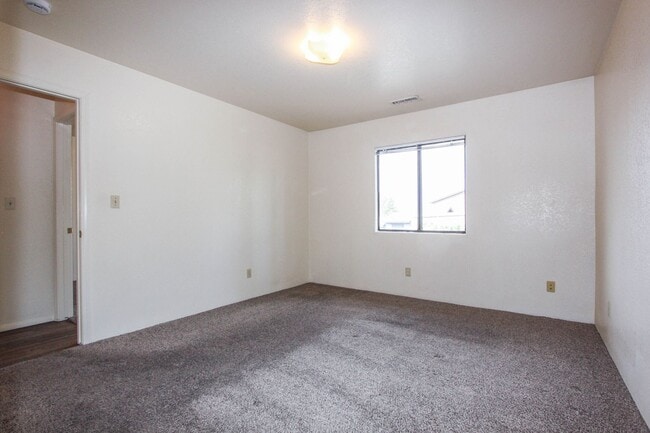 Building Photo - 8460 E Lakeshore Dr