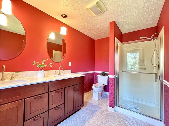 Building Photo - 3 Treetop Dr