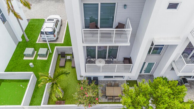 Building Photo - 1367 N Ocean Blvd