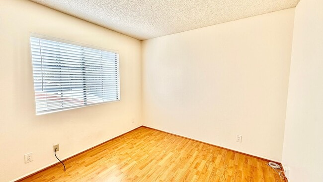 Building Photo - Beautiful, End Unit Condo, in the Very Des...