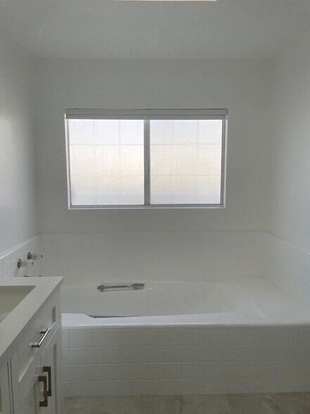 Separate soaking tub - 2220 Curtis Ave