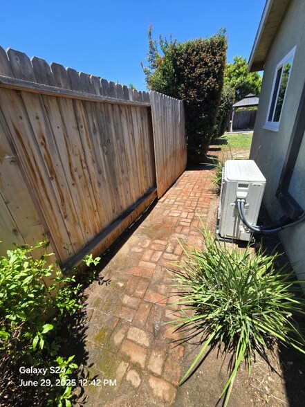 Building Photo - 9310 Manor Dr