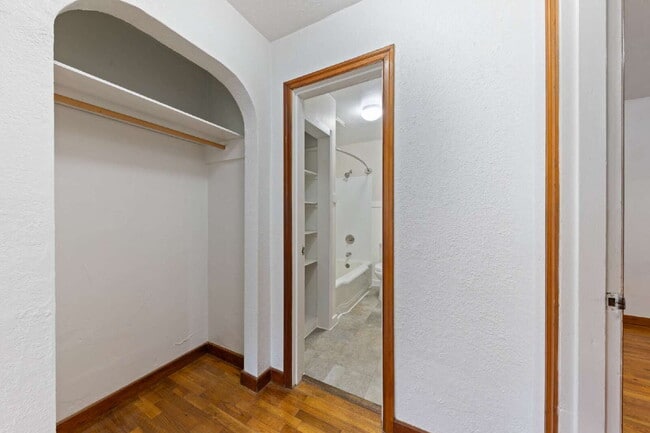 Building Photo - Charming Remodeled Duplex: Pet Friendly!