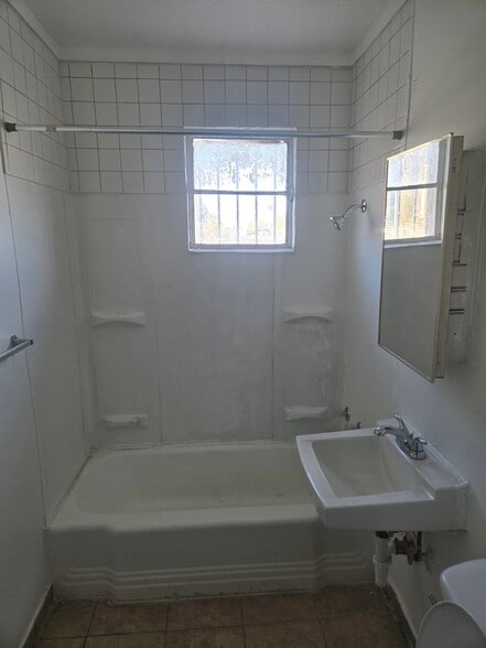 Building Photo - 708 Jackson Ave