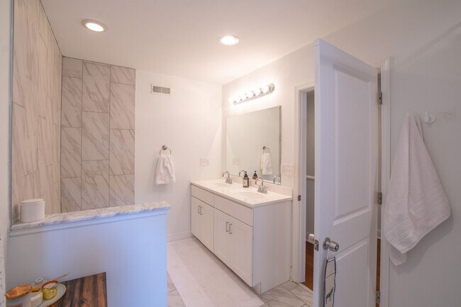 Building Photo - Beautiful Point Breeze Townhome