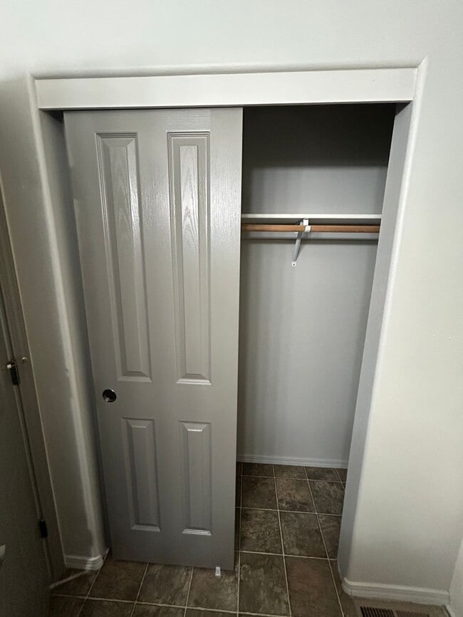 Building Photo - Recently Updated 2 Bedroom Home