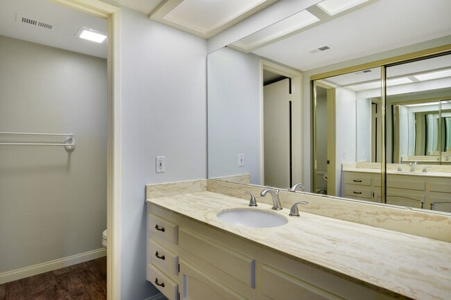 Building Photo - 2 bedroom 2 bath condo for rent in San Car...