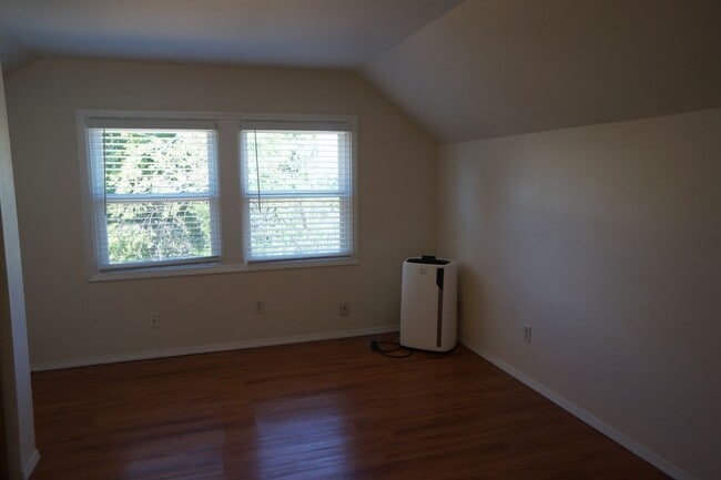Building Photo - NE Portland 3 bedroom Rose City Park - APP...
