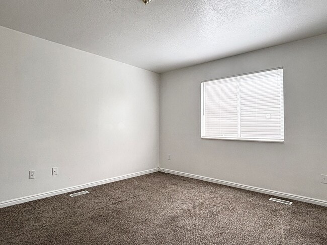 Building Photo - Bright & Spacious Rambler in Rose Park!