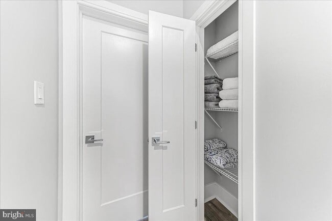 Building Photo - 537 Apple St