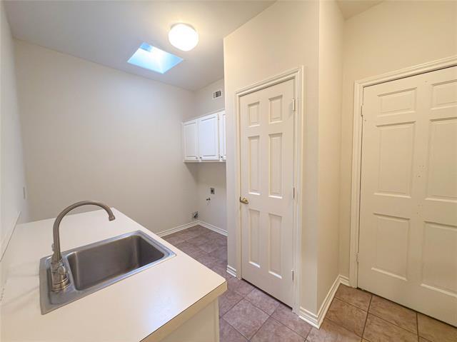 Building Photo - 5991 Lindenshire Ln