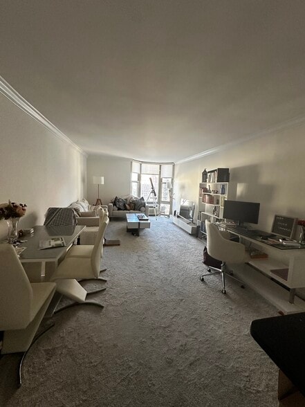 Living space - 1340 N Dearborn St