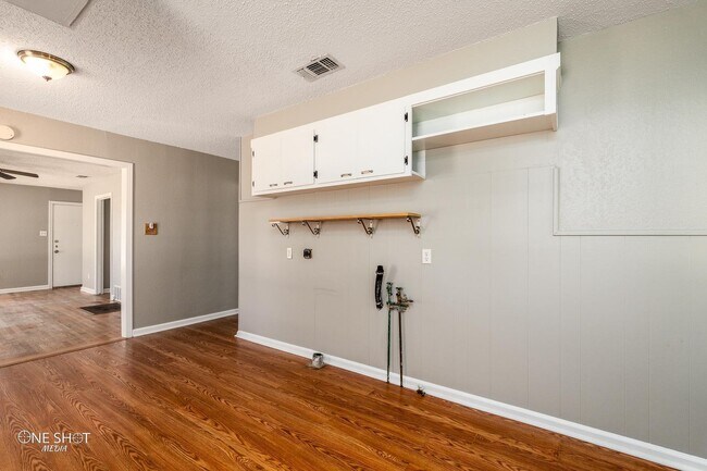 Building Photo - 1002 S San Jose Dr